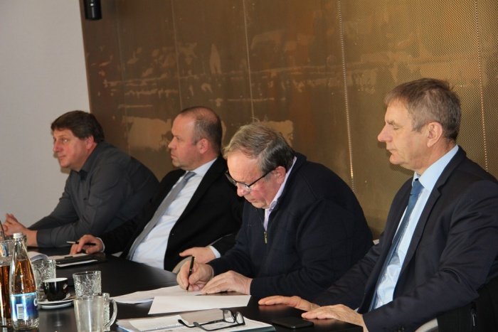 Predsednik Zadružne zveze Slovenije Peter vrisk (desno) s predstavniki zadrug