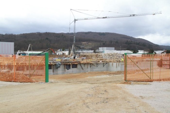 Trebanjski Rem v industrijski coni že gradi novo halo. (Foto: R. N.)