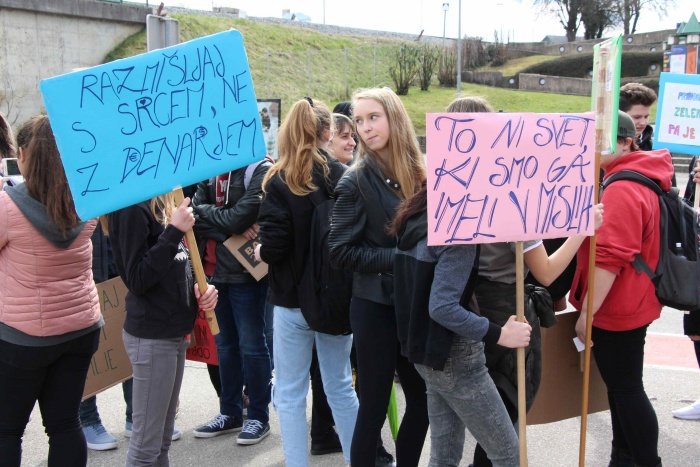 FOTO: Mladi povzdignili svoj glas na podnebnem štrajku