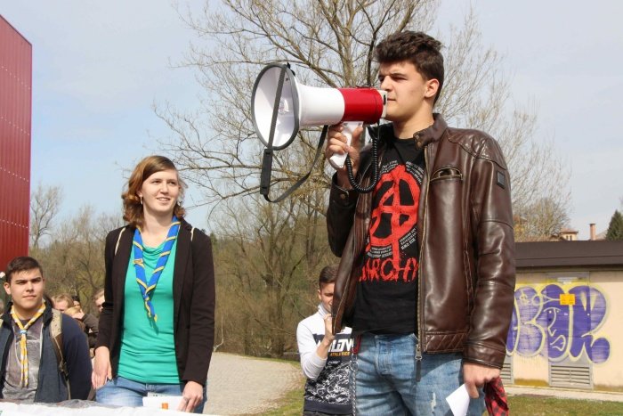  Majkić, koodrinatorica shoda v Novem mestu, in Jan Butara, ki je spisal "himno" protesta.