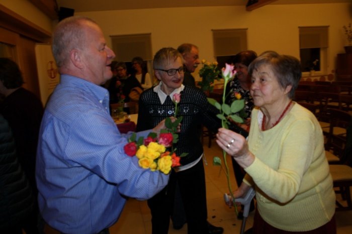 Udeleženke so prejele rože, ki sta jim jih izročila dva izmed redkih moških udeležencev pogovornega večera. (Foto: M. L.)