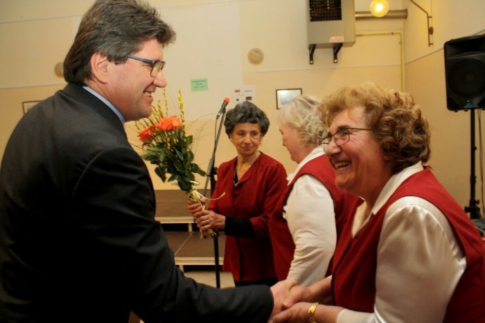 Pevke  so se iskreno razveselile tudi čestitke župana Ivana Molana. (Foto: M. L.)
