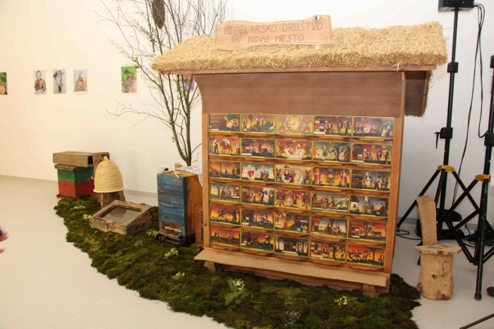 Čebelarsko društvo Novo mesto, v okviru katerega delujejo tudi mirnopeški čebelarji, so ob paviljnu razstavi še nekaj čebelarskih eksponatov.