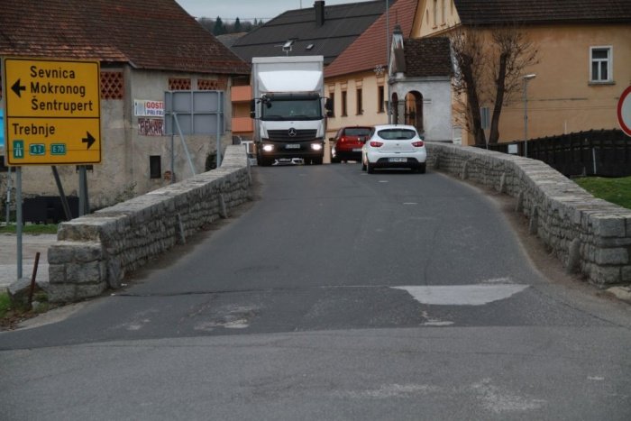 Kamniti most sredi Mirne predstavlja ozko grlo, pred katerim vozniki včasih čakajo tudi po več minut. (Foto: R. N., arhiv DL)