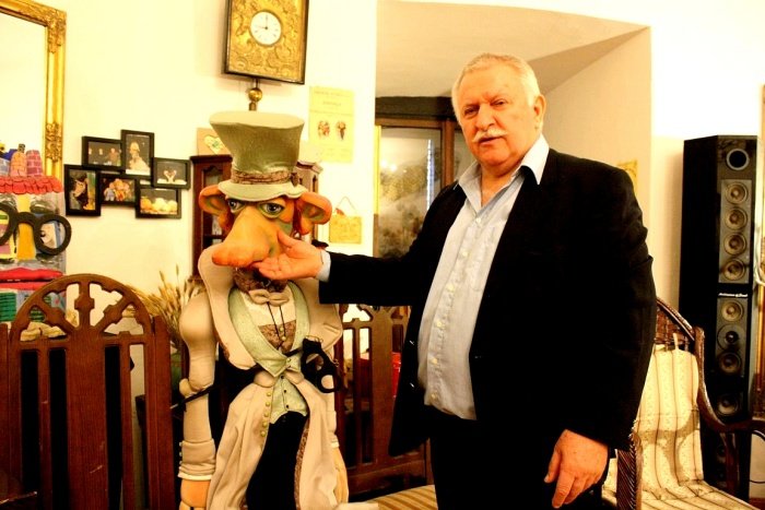 Za bogatim sevniškim lutkarskim dogajanjem stoji Bernard Pungarčič, organizacijski vodja sevniškega lutkovnega gledališča, ki tudi izdeluje lutke. (Foto: M. L.)