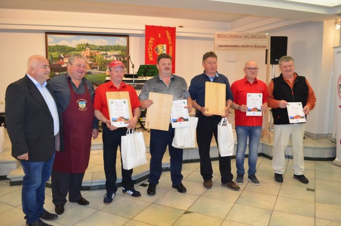 Prvih pet najboljših salamarjev v škocjanski občini. Na levi župan Jože Kapler, ki je tudi nagovoril zbrane ter sodeloval pri podelitvi priznanj najboljšim.