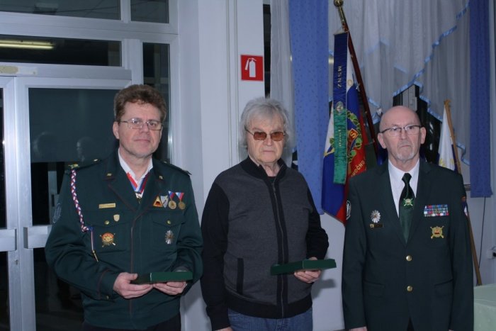 Tomaž Teropšič in Silvester Jeršič (z leve) sta prejela plaketo. Desno Rudi Smodič (Foto: M. L.)