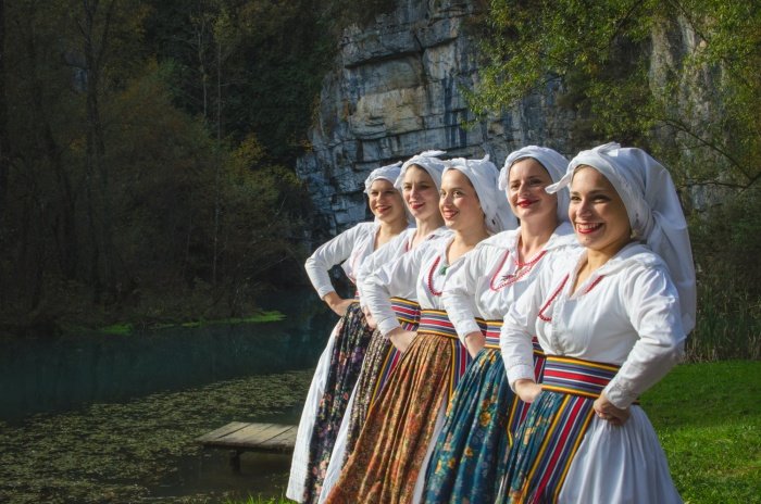 70 let Folklorne skupine Tine Rožanc tudi z Dolenjci in Belokranjci