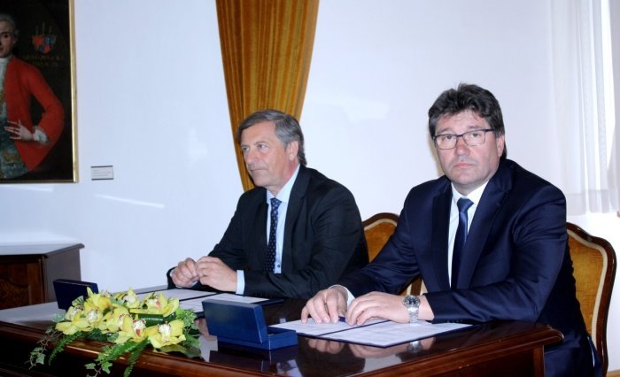 Tako kot danes dodatek (na fotografiji)  sta pred dvanajstimi leti dogovor podpisala minister Karl Erjavec (levo) in župan Ivan Molan.