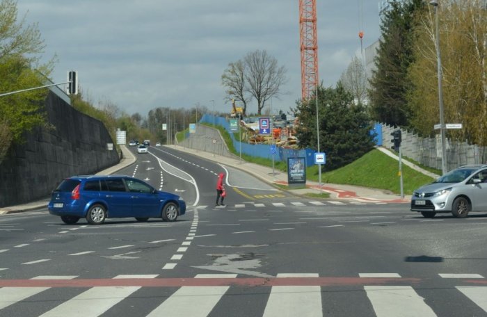 V roku dveh mesecev naj bi obnovili semaforizacijo v tem križišču (Foto: M. M.)