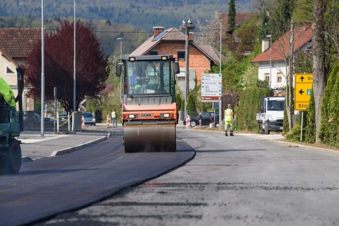 Na Ljubljanski cesti so minuli četrtek položili fin asfalt. (Foto: G. S)