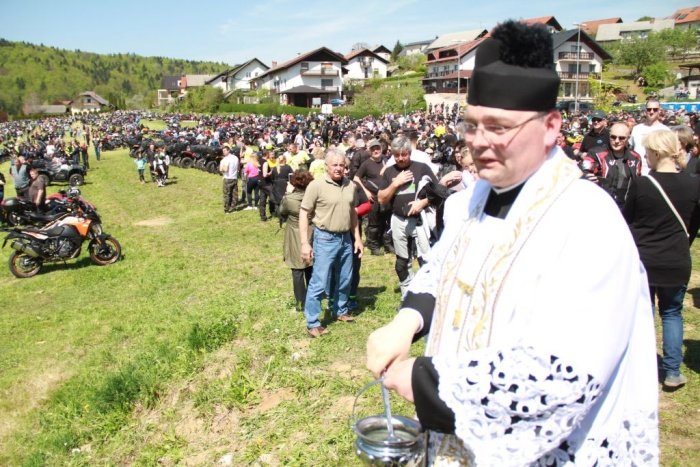 Domači župnik Janez Rihtaršič je blagoslovil motoriste in motorje.