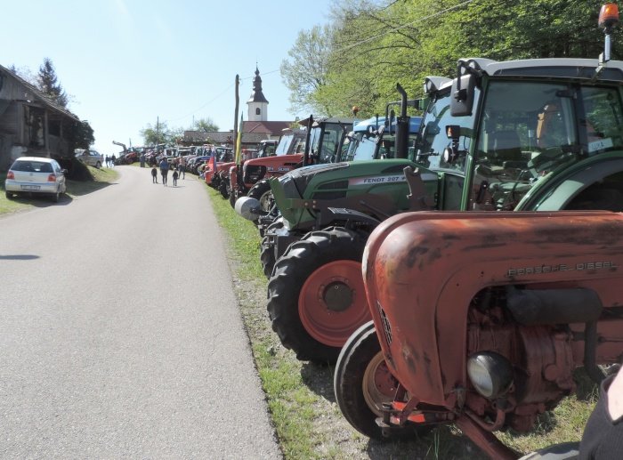 Sto traktorjev in njihovih lastnikov je včeraj prišlo po blagoslov v Gorenje Dole. (Foto: Slavko Gorenc)
