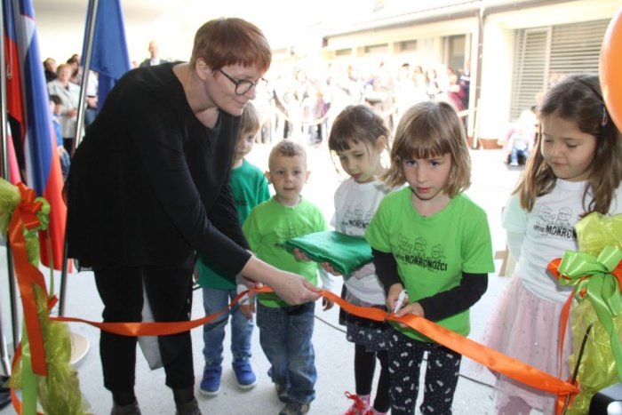 Takole so otroci včeraj simbolično prerezali trak ob odprtju novih prostorov vrtca Mokronožci na Trebelnem.
