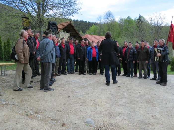 Invalidski partizanski pevski zbor je imel svoj prvi nastop 27. aprila 1944.