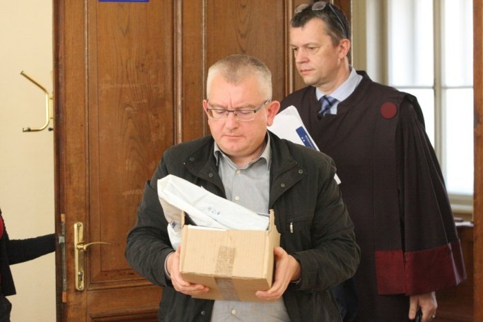 Samo Hudoklin je na sodišče prišel s kupom  dokumentacije, ki naj bi kazala na upravičenost njegovih trditev. (Foto:  B. B.)