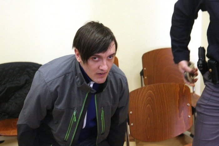 Stariho so na sojenje pripeljali z oddelka za forenzično psihiatrijo v Mariboru. (Foto: B. B.)