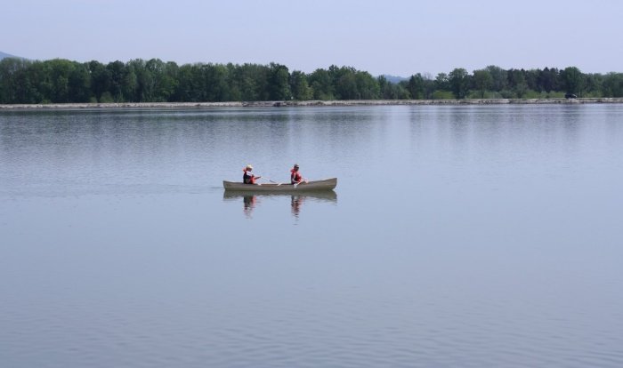Brežiško jezero je tudi razkošen prostor za čolnarjenje. (Foto: M. L.)