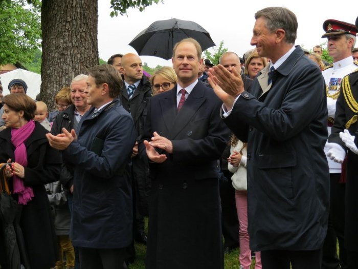 Govorniki na prvem dnevu slovensko-britanskega prijateljstva so bili črnomaljski župan Andrej Kavšek, princ Edward in Borut Pahor  (z leve).