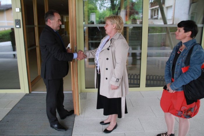 Župan je takole predal ključe ravnateljici žužemberške osnovne šole Miri Kovač.