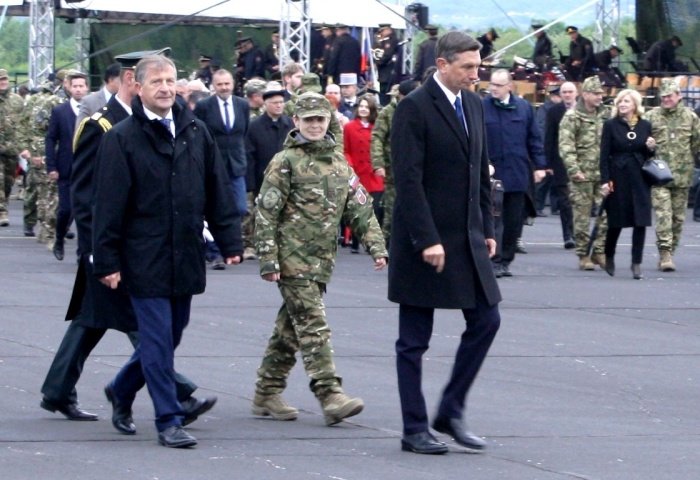 Predsednik Borut Pahor in minister Karl Erjavec (desno) sta načelnico generalštaba Alenko Ermenc (v sredini) včeraj podprla v njenem pričakovanju izdatnejše državne denarne podpore obrambnemu sistemu. (Foto: M. L.)