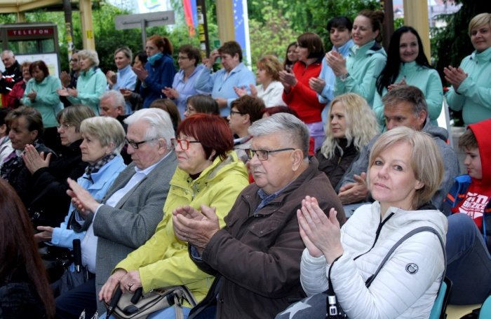 Predsednik društva za zdravje srca in ožilja Franc Černelič (drugi z desne) je rekel, da so veseli vsake nove oblike organizirane skrbi za zdravje. (Foto: M. L.)