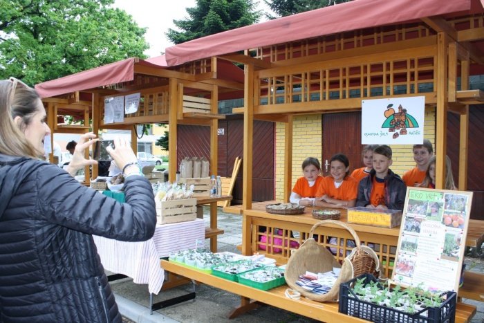 Učenci osnovne šole Artiče pod mentorstvom Natalije Vahčič (levo) so na stojnici delili semena iz lastne pridelave v šoli.(Foto: M. L.)