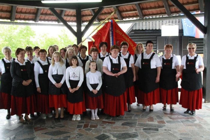 Članice Društva podeželskih žena Tavžentroža so ponosne na svoj prapor. 
