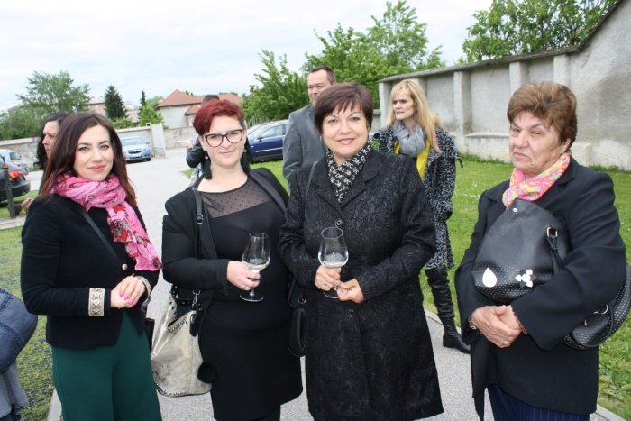 Dogodek so pripravili v okviru predmeta Management prireditev, ki ga predava Katja Čanžar (levo). Tretja z leve Mira šuler, predsednica društva Harmonija. (Foto: M. L.)
