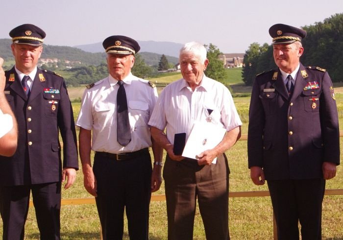 Odlikovanje GZ Slovenije edinemu še živečemu ustanovnemu članu društva Francu Kovačiču (drugi z desne).