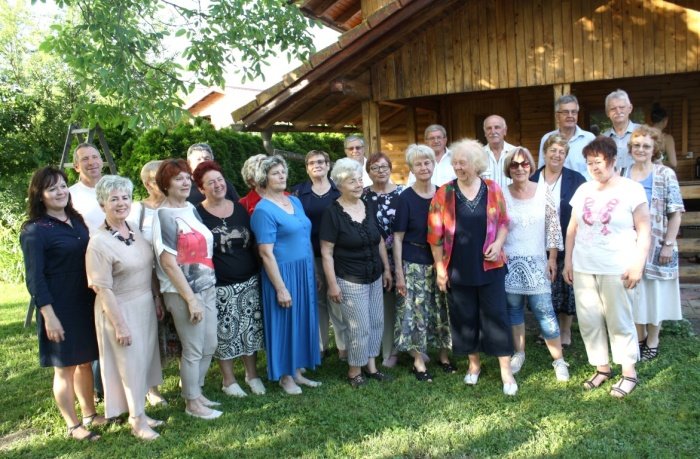 Odprtje razstave je pospremil Mešani pevski zbor KUD Brežice, katerega članica je tudi Vladka Sumrek (spredaj tretja z desne). (Foto: M. L.)