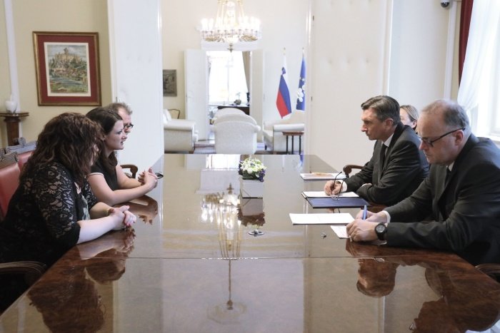 Predsednik države Borut Pahor v pogovoru s predstavniki treh civilnih iniciativ. (Foto: Daniel Novakovič / STA)