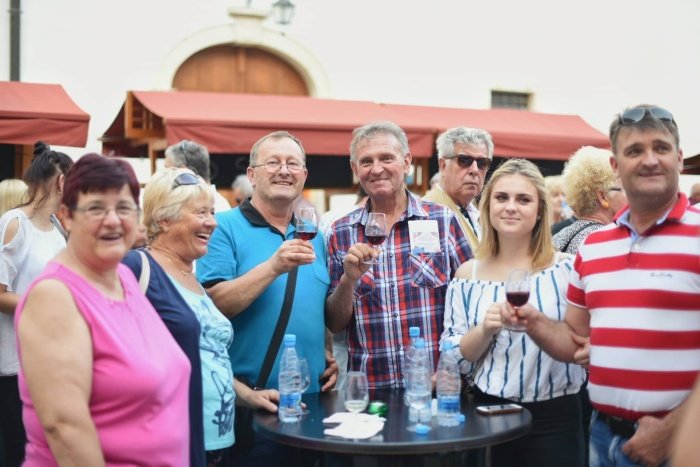 Včerašnji prvi festivalski dan je v Brežice privabil okoli dva tisoč obiskovalcev. (Foto: Luka Rudman)
