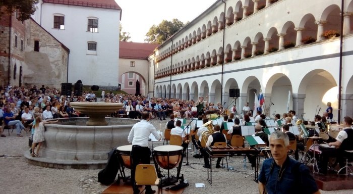 Glasbeniki in poslušalci so napolnili dvorišče Galerije Božidar Jakac. (Foto: M. L.)
