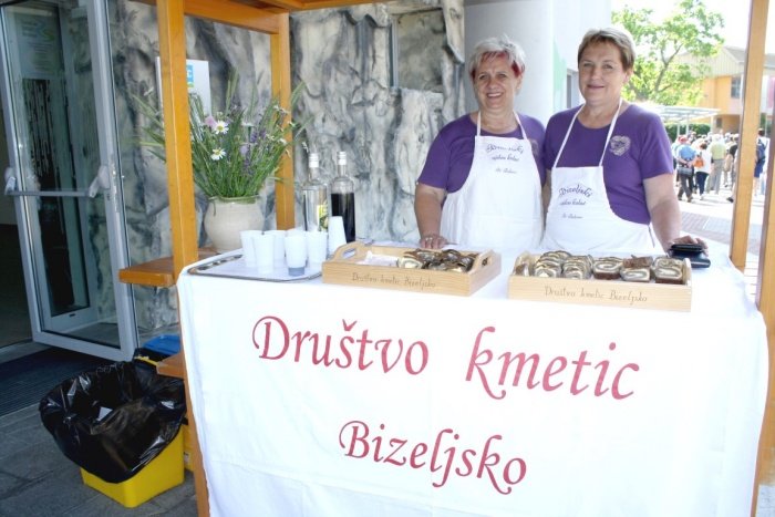 Upokojenci so se lahko ob prihodu na srečanje okrepčali ob stojnici Društva kmetic Bizeljsko. (Foto: M. L.)