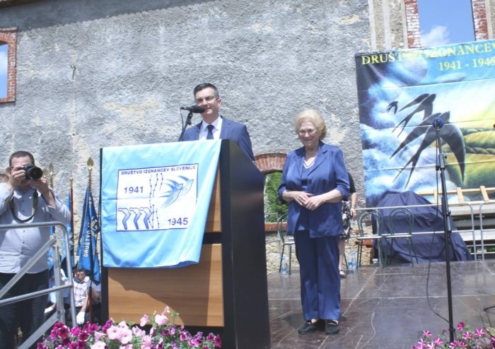 Predsednik vlade Marjan Šarec in predsednica društva izgnancev Ivica Žnidaršič, ko mu je ta izročila darilo, komplet knjig o izgnancih. (Foto: M. L.)