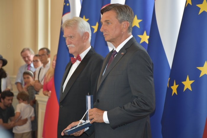 Borut Pahor je medaljo za zasluge podelil Dragutinu Križaniću. (Foto: Občina Brežice)
