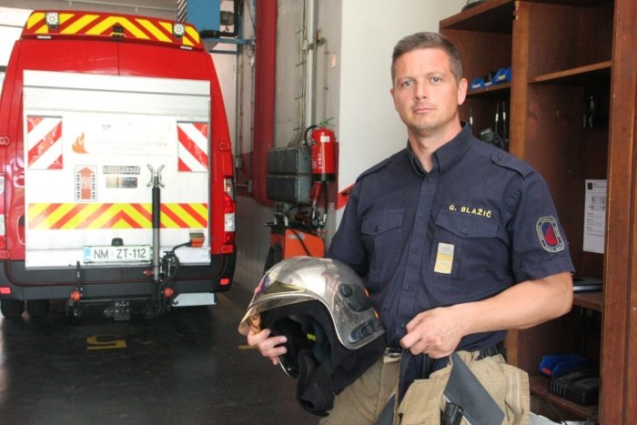 Direktor in poveljnik GRC Gregor Blažič opozarja, da bi se standard požarne varnosti za številne lahko znižal. (Foto: B. B.)