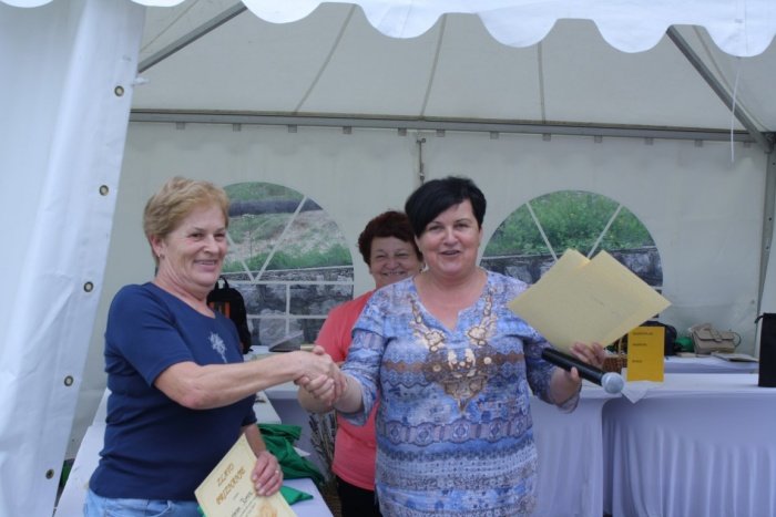   Marjana Koren (levo) je bila ena od šestih prejemnic zlatega priznanja za ocvirkovo potico. Vročila ji ga je predsednica Društva kmetic Sevnica Majda Jazbec. (Foto: M. L.)
