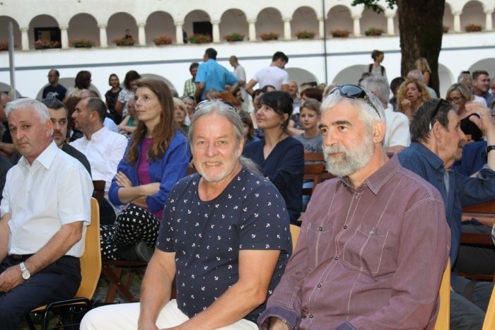 Kiparja Bojan Mavsar (drugi z desne) in Robert Canev (desno) na odprtju Forma vive in Festivala kulture Kostanjevica. (Foto: M. L., arhiv DL)