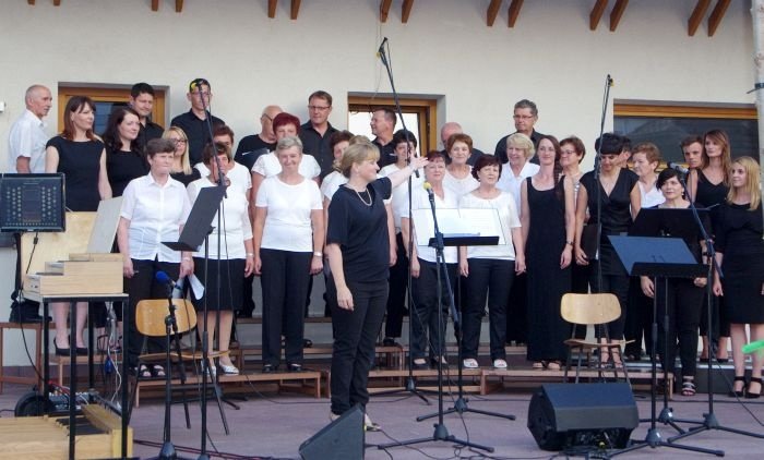 Združeni zbor KD dr. Ignacija Knobleharja Škocjan je premierno zapel Knobleharjevo himno.