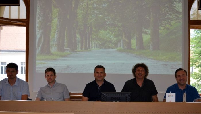 Z leve proti desni: vodja projekta Luka Jukič, Jernej Radovac iz Acerja, dr. Iztok Kovačič, Mitja Simič in dr. Peter Železnik