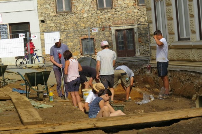 Arheologi naj bi bili na delu Ulice Mirana Jarca in med cerkvijo in banko na delu še tri tedne.