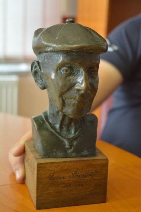 Takšnega Leona Štuklja s čepico, kot ga je poznal ves svet, lahko dobite v Dolenjskem muzeju. (Foto: M. M., arhiv DL)
