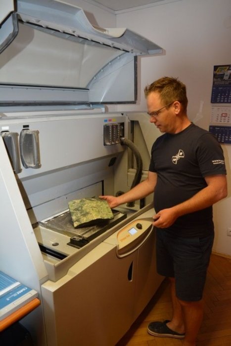 Z nakupom tretjega 3D-tiskalnika je uresničil željo po barvnem tiskanju. V rokah z maketo Trške gore. (Foto: M. M., arhiv DL)