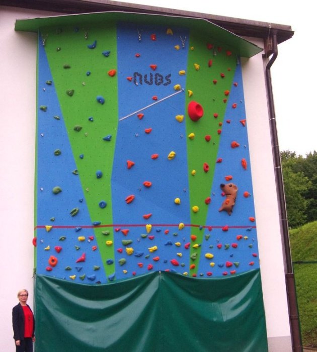 Nova plezalna stena, na levi ravnateljica šole Irena Čengija Peterlin.