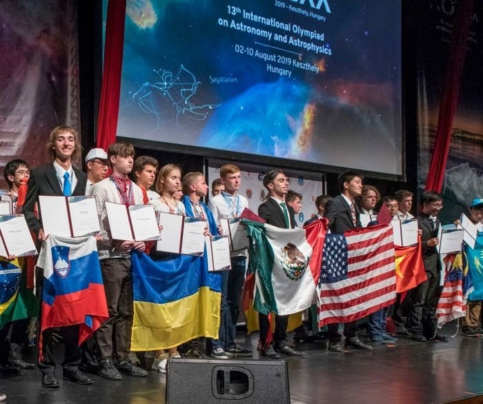 Jon Judež (drugi z leve) je na odru poleg predstavnikov največjih svetovnih velesil v astronomiji  in astrofiziki lahko ponosno razprostrl slovensko zastavo.