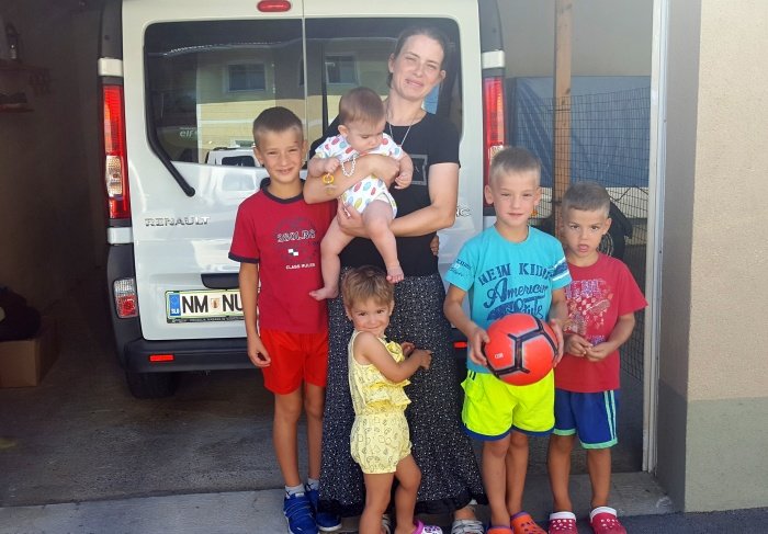 Družina Cvitanović se veseli novega kombija.