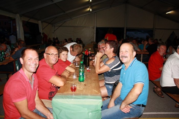 Cvičkov večer je privabil številne vinogradnike. Na fotografiji nekaj članov Društva vinogradnikov Dolina-Jesenice. (Foto: M. L.)