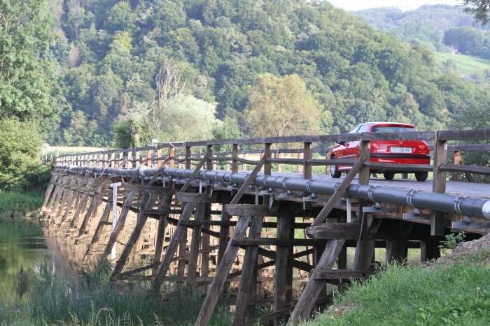 Včeraj so se po mostu na Brodu v Podbočju zapeljali še zadnji avtomobili. (Foto: I. Vidmar)